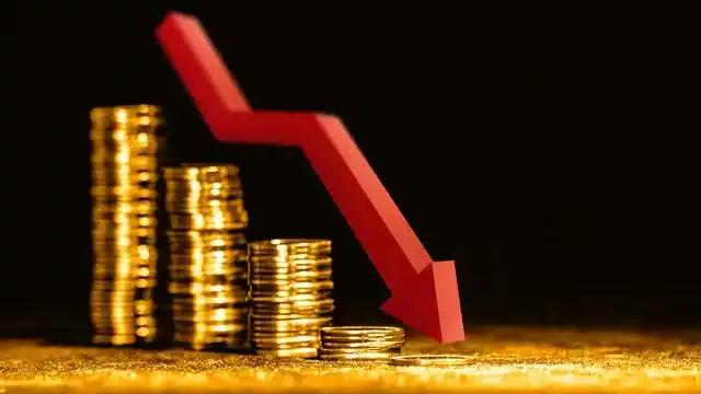 Gold Price in Pakistan Dips While Oil Reaches 5-Month High